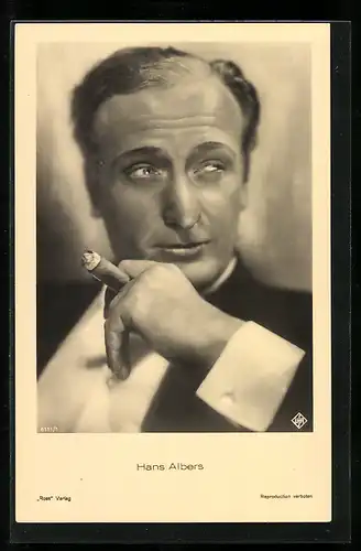 AK Schauspieler Hans Albers mit einer Zigarre in der Hand ernst blickend