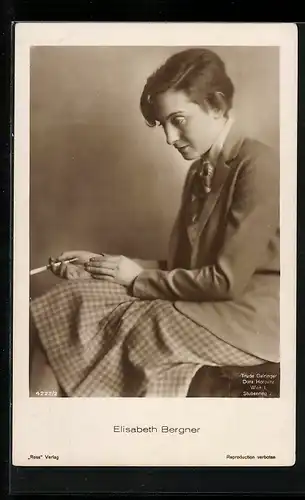 AK Schauspielerin Elisabeth Bergner nachdenklich mit Zigarette in der Hand