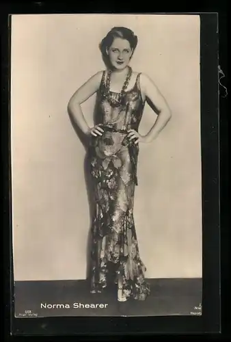 AK Schauspielerin Norma Shearer im Kleid mit dem Rücken zur Wand stehend
