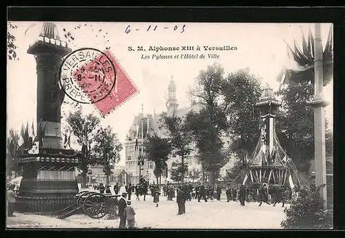 AK Versailles, M. Alphonse XIII, Les Pylones et l`Hôtel de Ville