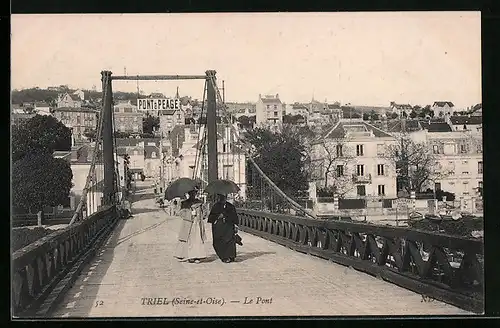 AK Triel, Le Pont, Damen mit Schirm bei einem Spaziergang über die Brücke