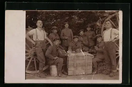 Foto-AK Soldatentrupp am Karten spielen