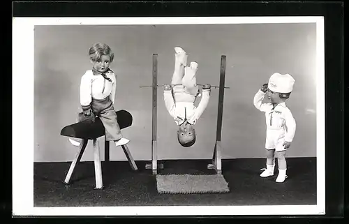 AK Sonneberg /Thür., Deutsches Spielzeugmuseum Kleine Olympiaturner, Spielpuppen von 1936