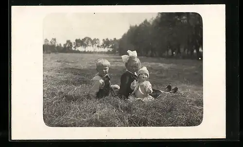 Foto-AK Kinder im Park mit Puppe