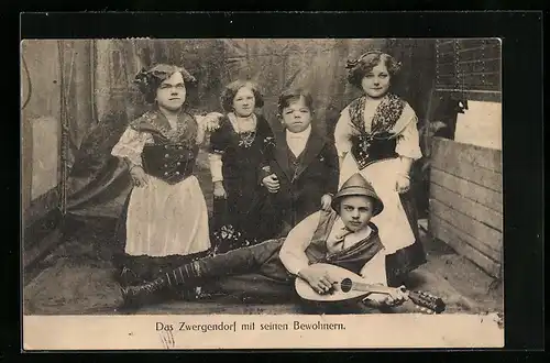 AK Das Zwergendorf mit seinen Bewohnern, Liliputaner mit Gitarre