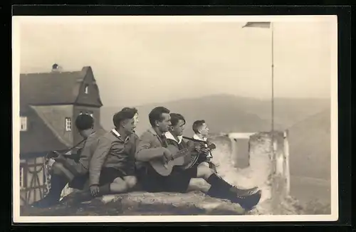 AK Wandernde junge Männer beim Musizieren