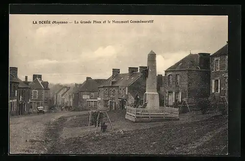 AK La Dorée, La Grande Place et le Monument Commemoratif