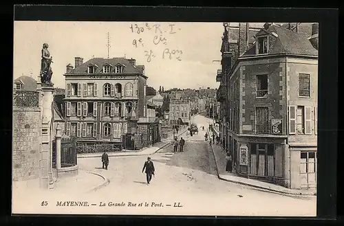 AK Mayenne, La Grande Rue et le Pont