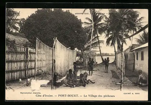 AK Port-Bouet, Le Village des pêcheurs, Fischer trocknen ihre Netze