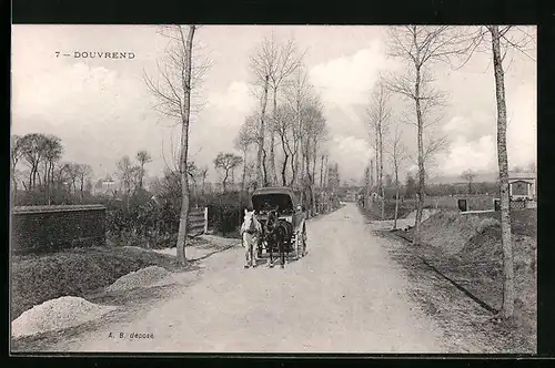 AK Douvrend, Strassenpartie mit Kutsche