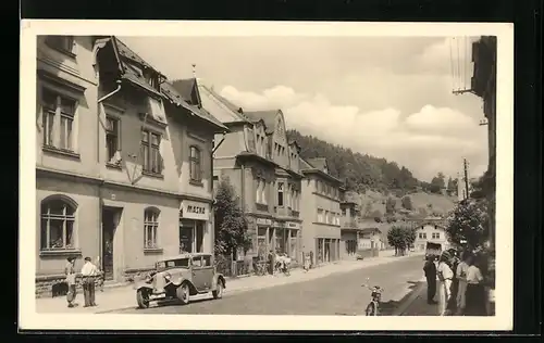 AK Tanvald, Strassenpartie mit Passanten und Auto