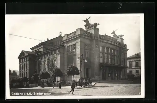 AK Gablonz / Jablonec Nad Nisou, Kinder vor dem Stadttheater