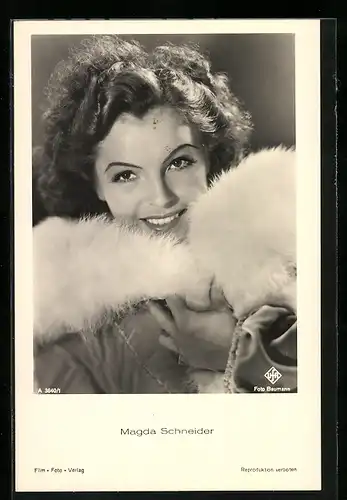 AK Schauspielerin Magda Schneider im Mantel