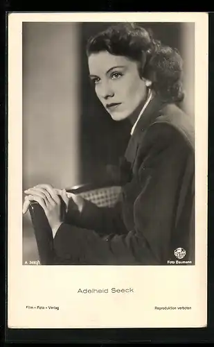 AK Schauspielerin Adelheid Seeck auf einem Stuhl sitzend