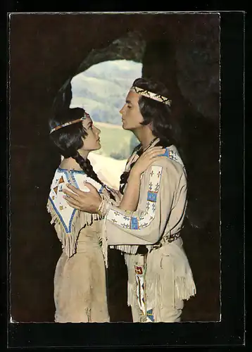 AK Schauspieler Pierre Brice und Schauspielerin Karin Dor in Winnetou