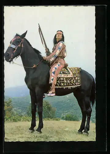 AK Szene aus Der Schatz im Silbersee nach Karl May, Pierre Brice als Winnetou auf Pferd mit Gewehr