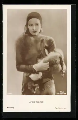 AK Schauspielerin Greta Garbo mit eleganter Fuchsstola