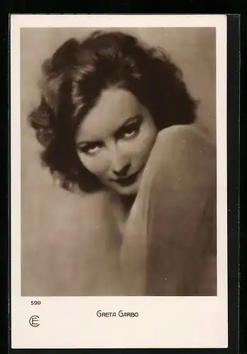 AK Schauspielerin Greta Garbo auffordernd in die Kamera schauend