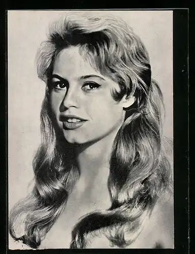 AK Schauspielerin Brigitte Bardot mit blonden Haaren