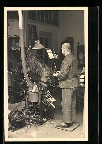 Foto-AK Fabrikarbeiter an einer Graviermaschine