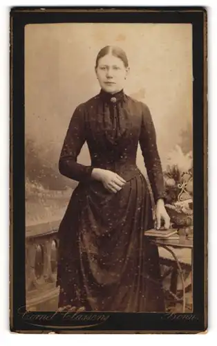 Fotografie Cornel Classens, Bonn a. Rh., Wenzelgasse, Junge Dame im Kleid