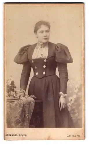 Fotografie Johannes Beyer, Zittau i. S., Lessing-Str. 2 Ecke Augustus-Allée, Junge Dame im modischen Kleid