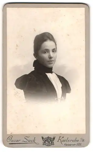 Fotografie Oscar Suck, Karlsruhe i. B., Kaiserstr. 223, Junge Dame mit zurückgebundenem Haar