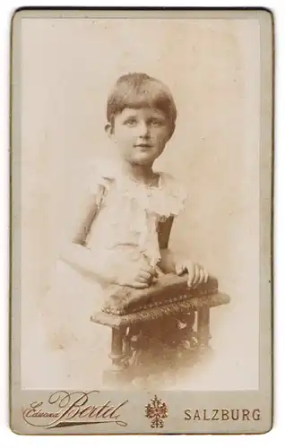 Fotografie Eduard Bertel, Salzburg, Kind im weissen Kleid