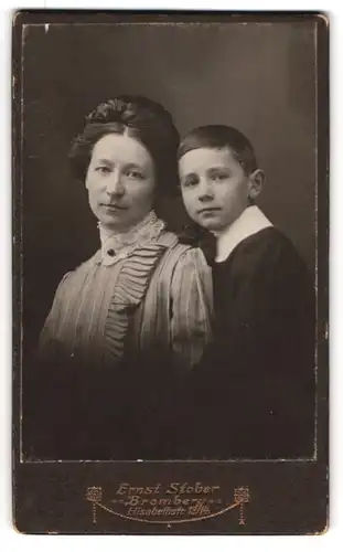 Fotografie Ernst Stober, Bromberg, Elisabethstr. 13-14, Bürgerliche Dame mit einem Jungen