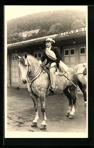 Foto-AK Biedenkopf, Karnevalist auf einem Pferd