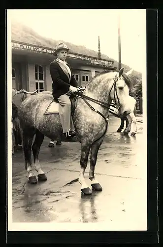 Foto-AK Biedenkopf, Karnevalist auf einem Pferd vor einem Gebäude