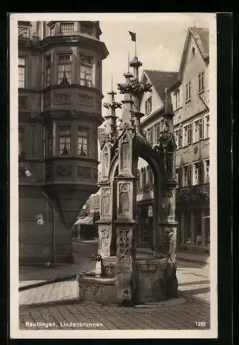 AK Reutlingen, Lindenbrunnen mit Strasse