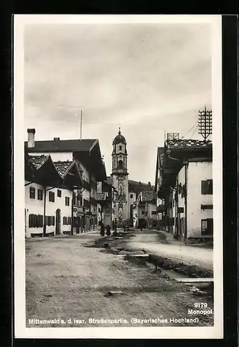 AK Mittenwald /Isar, Strassenpartie mit Kirche