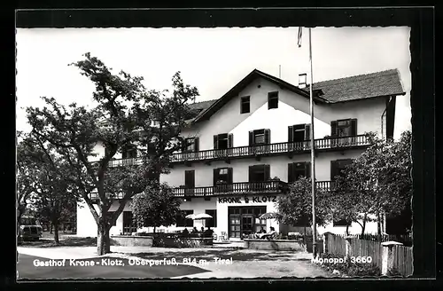 AK Oberperfuss, Gasthof Krone-Klotz mit Terrasse und Gästen