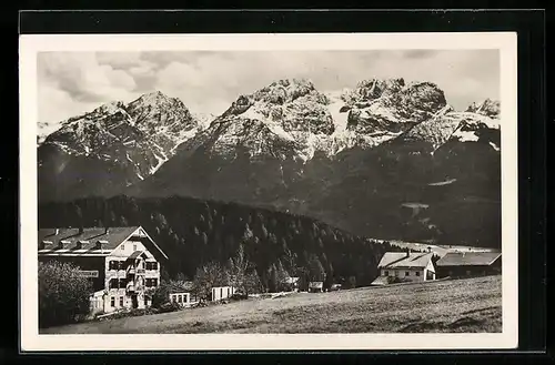 AK Iselsberg, Hotel Defreggerhof mit Bergkulisse