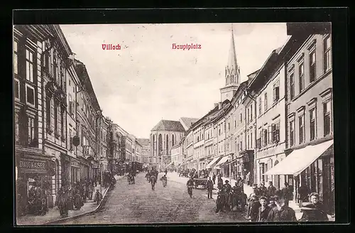 AK Villach, Hauptplatz mit Passanten und Kirchturm