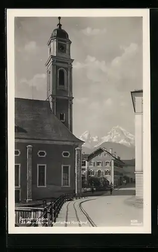 AK Berchtesgaden, St. Andräkirche mit Strasse und Bergblick