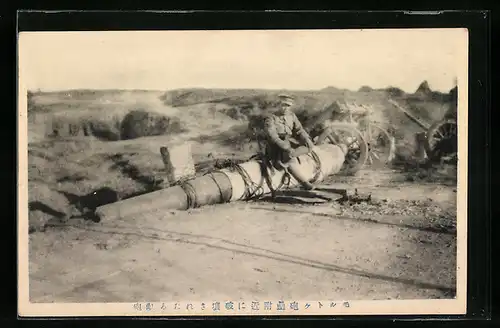 AK Japanischer Soldat sitzt auf einem Geschütz, Russisch-Japanischer Krieg