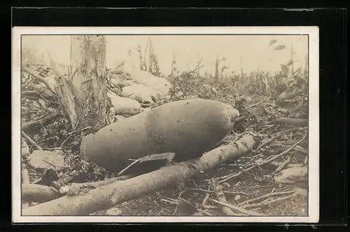 AK Artillerie-Granate auf dem Schlachtfeld
