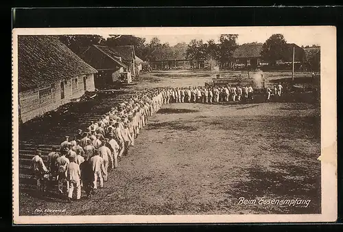 AK Soldaten beim Essenempfang, 1. Weltkrieg