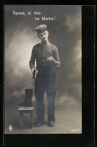 AK Soldat putzt seine Stiefel, 1. Weltkrieg