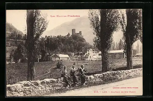 AK Luz, château de Ste-Marie, Bäuerinnen sitzen auf Mauer