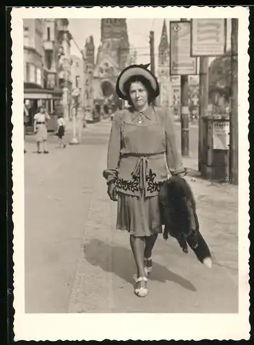 Fotografie unbekannter Fotograf, Ansicht Berlin, Dame im Sommerkleid flaiert auf dem Kurfürstendamm