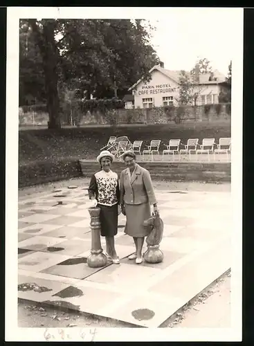 Fotografie Chess - Schach, Damen auf Schachbrett beim Gartenschach in Kissingen