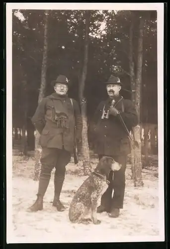 Fotografie Jäger mit Gewehr & Jagdhund auf der Pirsch