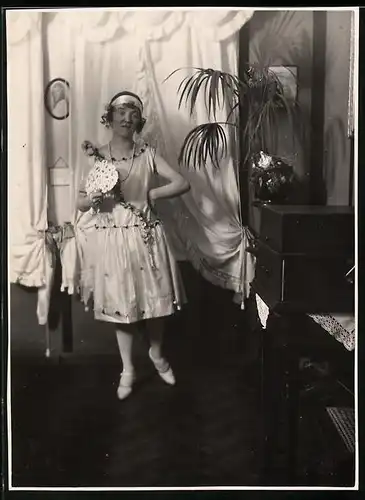 Fotografie Fasching - Karneval, junge Frau mit Fächer im Kostüm