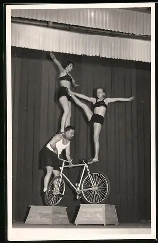 Fotografie Hinze, Hohburg, Fahrrad-Akrobaten während einer Vorführung