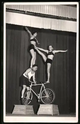 Fotografie Hinze, Hohburg, Fahrrad-Akrobaten während einer Vorführung auf der Bühne