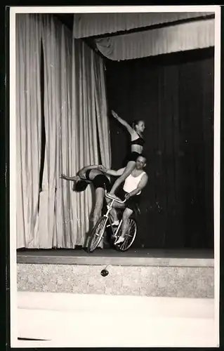 Fotografie Hinze, Hohburg, Fahrrad-Akrobaten während einer Bühnenshow
