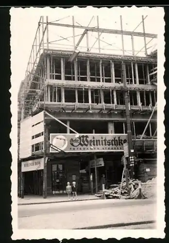 Fotografie unbekannter Fotograf, Ansicht Berlin, Potsdamer Strasse, Geschäftshaus Gebr. Weinitschke mit Baugerüst